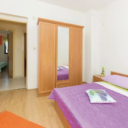 Five-bedroom Holiday In Vikendica Zadar