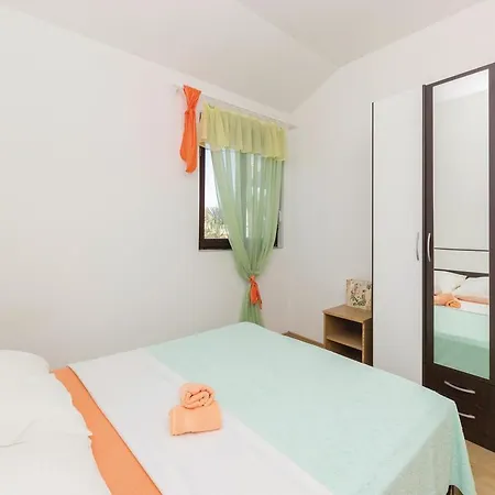 Five-bedroom Holiday In Vikendica Zadar