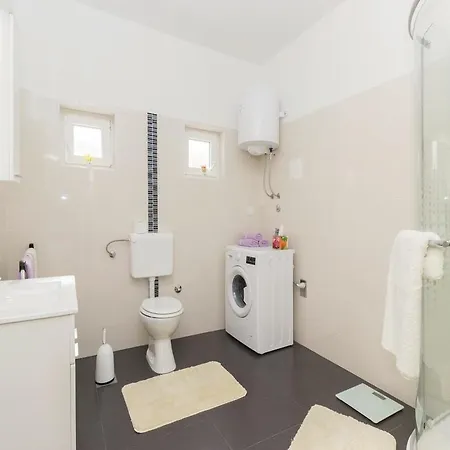 Vikendica Five-bedroom Holiday In Zadar