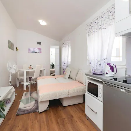 Five-bedroom Holiday In Zadar
